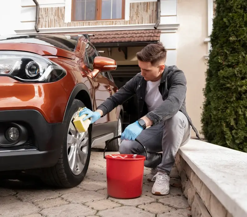 Lavage auto à domicile Moulins-en-Bessin : professionnel intervenant sur un véhicule